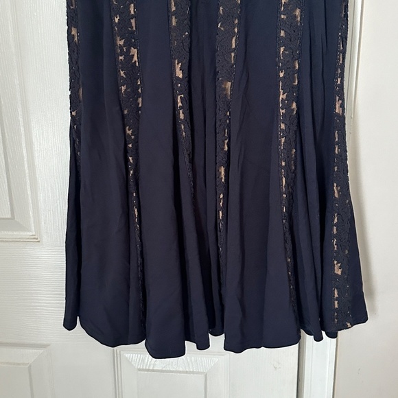 Excellent Tadashi Shoji Pintuck Jersey and Lace Dress in Navy Nude Size Small S - Picture 6 of 10